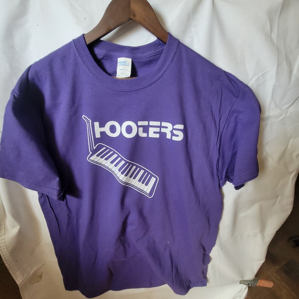 the Hooters  band t shirt  size xl purple